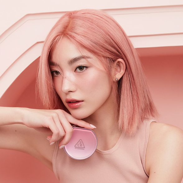 3CE Fitting Mesh Cover Cushion de 3CE : coussin à housse maillée, en photo maquillage beauté, teintes rose pastel.