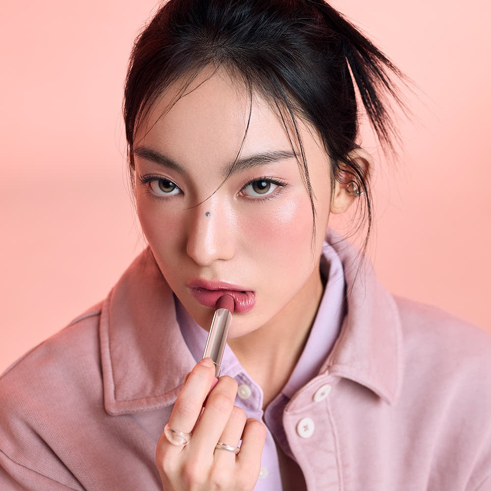 3CE Glaze Lip Glow 3.2g, rouge à lèvres luisant sur lèvres, photo maquillage visage, fond rose, marque 3CE