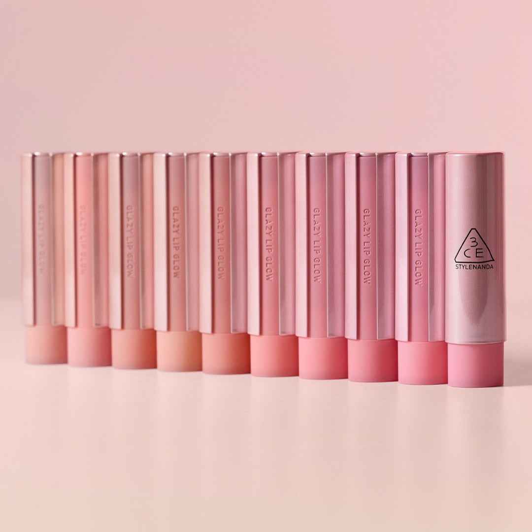 3CE Glaze Lip Glow 3.2g, tubes de gloss roses en vitrine, marque 3CE, maquillage en fond pastel