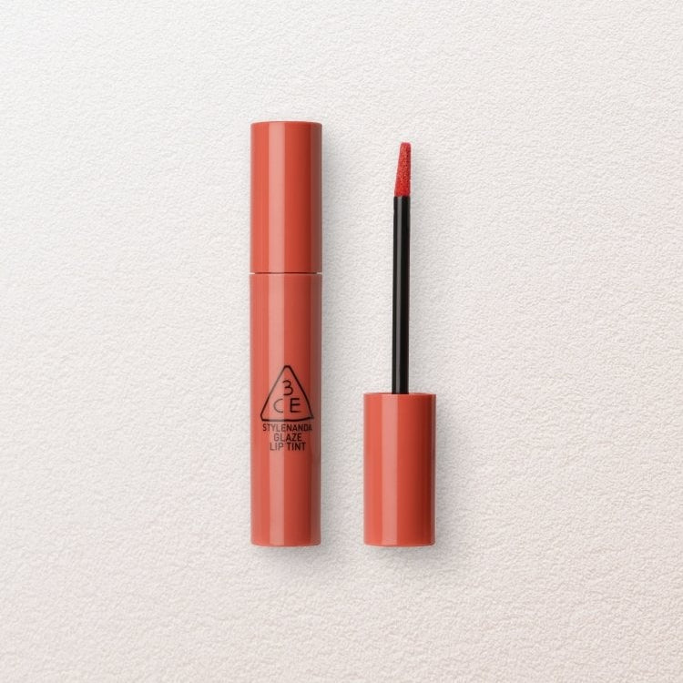 3CE Glaze Lip Tint 7 Shades : tubes et applicateur, teinte corail, sur fond clair, maquillage lèvres.