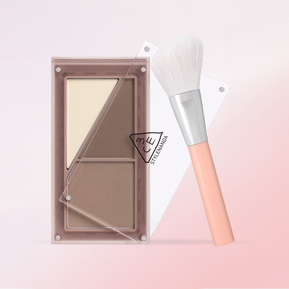 3CE Layer It All Contour Palette 9.5g de 3CE, palette contour et pinceau maquillage sur fond rose clair