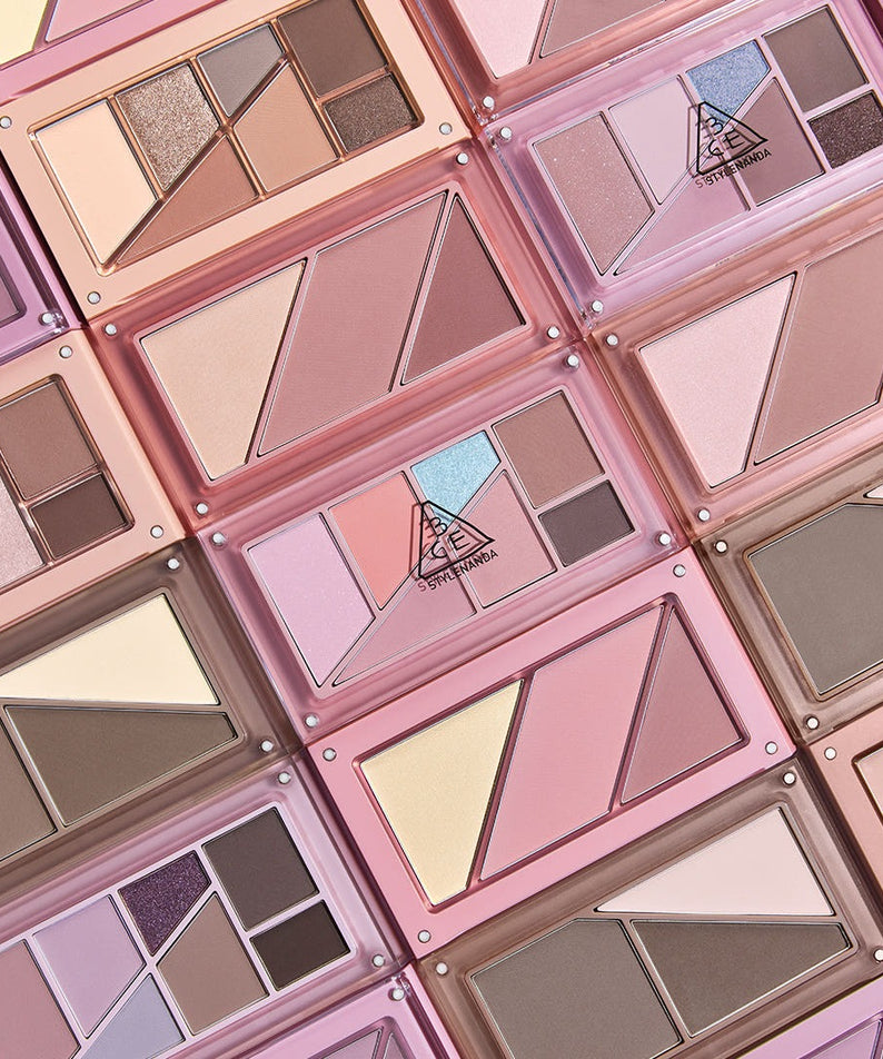 3CE Layer It All Contour Palette 9.5g, palette de contour dans un visuel maquillage rose avec compartiments et miroir