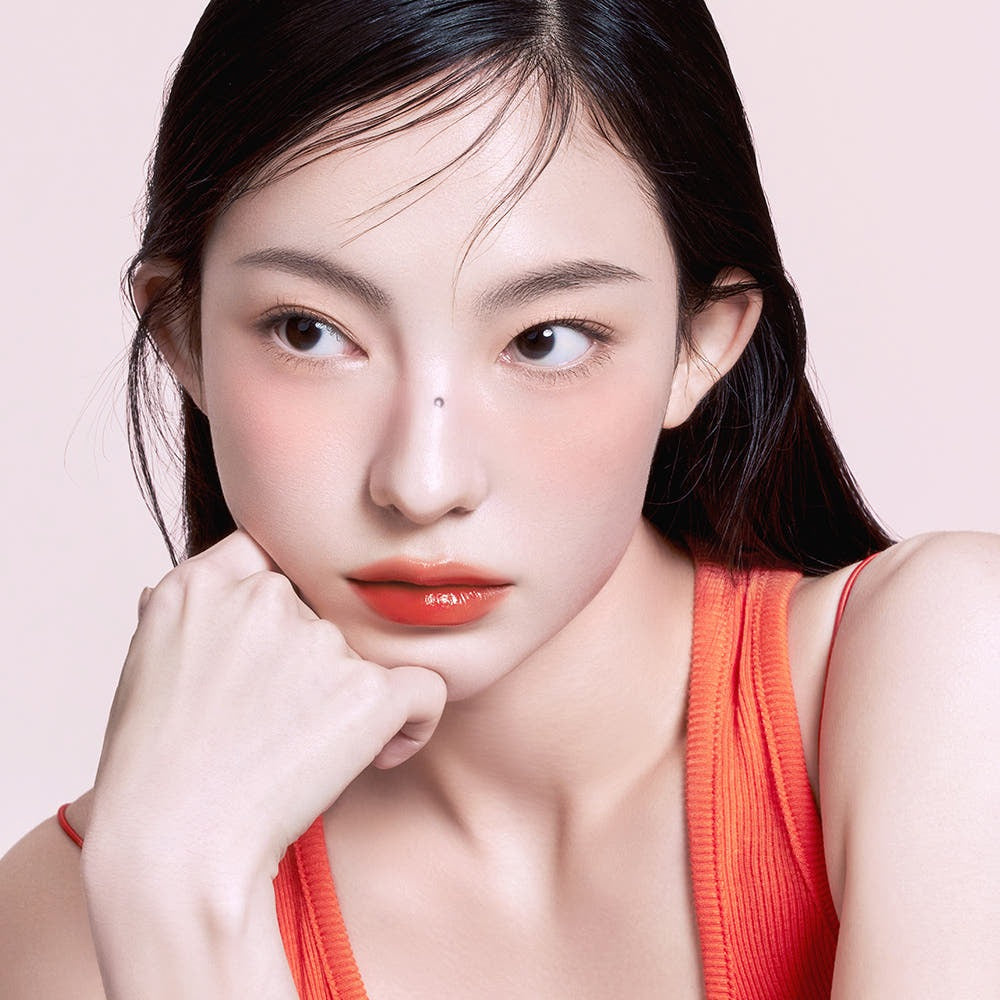 Maquillage lèvres: 3CE Lazy Pop Lip Stain sur le sourire, marque 3CE, modèle en studio fond clair.