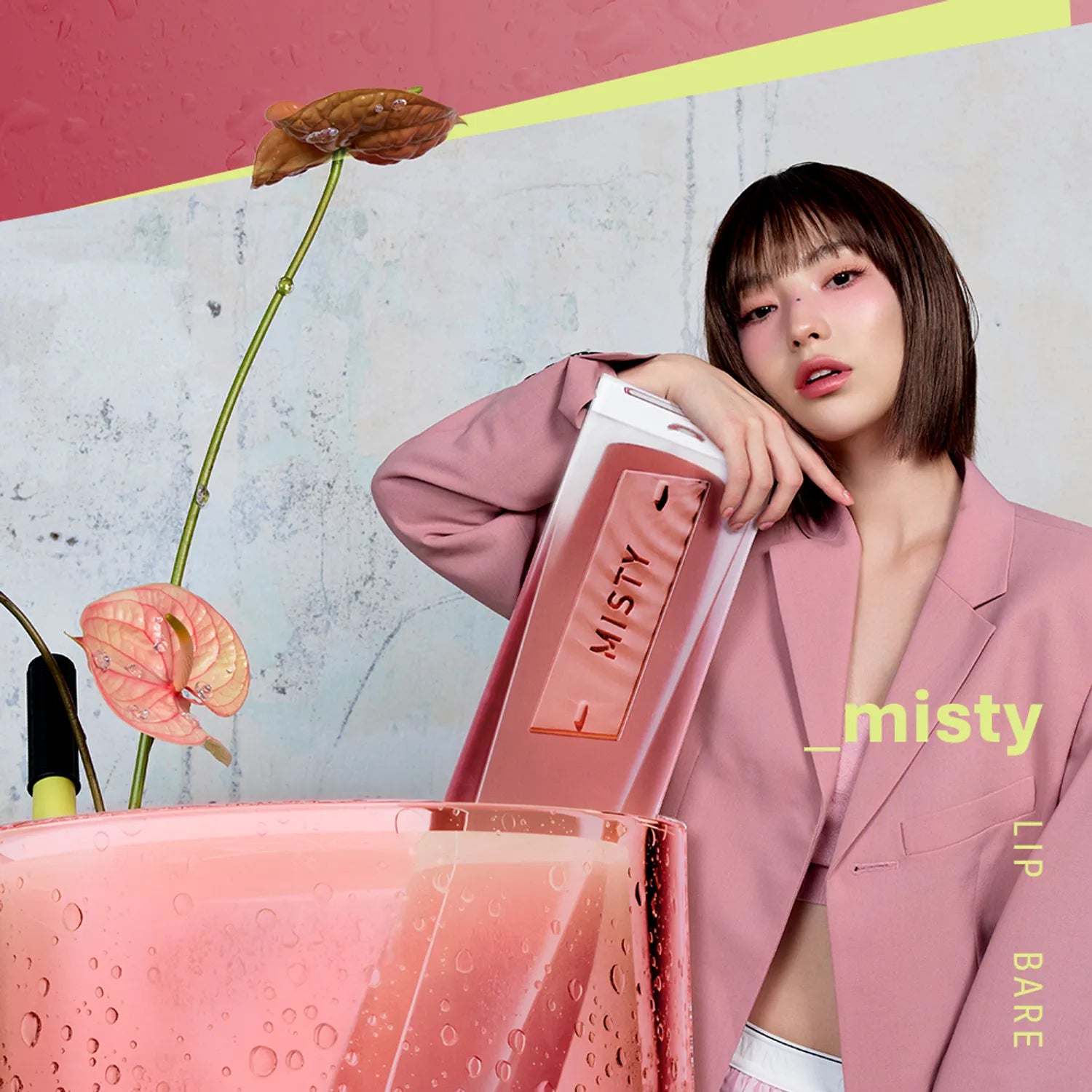 3CE Misty Lip Bare : maquillage sur fond pastel, modèle en veste rose tenant le produit 3CE Misty