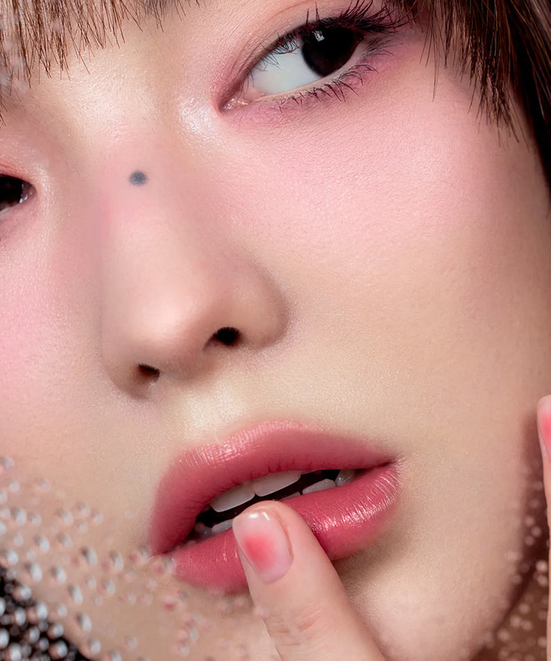 Gros plan maquillage lèvres 3CE Misty Lip Bare de 3CE, texture rosée et finition humide sur le visage.