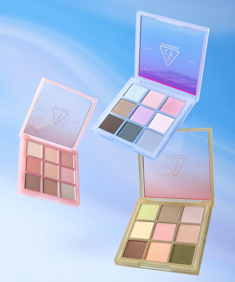 3CE Multi Eye Color Palette 7g, palette maquillage yeux ouverte avec teintes, marque 3CE sur fond bleu ciel