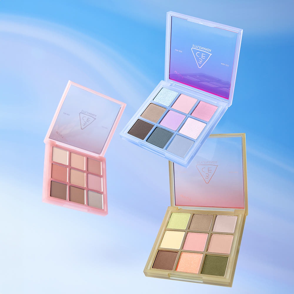 3CE Multi Eye Color Palette 7g, palette maquillage yeux ouverte avec teintes, marque 3CE sur fond bleu ciel