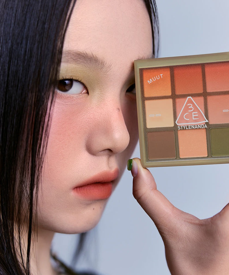 3CE Multi Eye Color Palette 7g de la marque 3CE, maquillage des yeux, femme tenant la palette maquillée en gros plan.