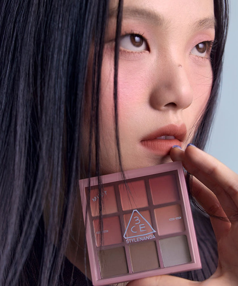 3CE Multi Eye Color Palette 7g : femme maquillage des yeux, palette 4 tons, contexte studio, marque 3CE, gros plan.