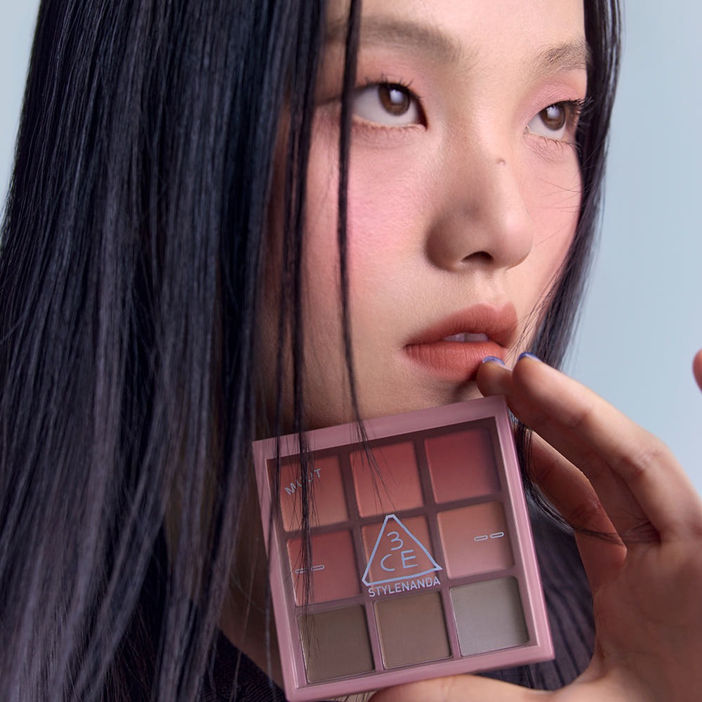 3CE Multi Eye Color Palette 7g : femme maquillage des yeux, palette 4 tons, contexte studio, marque 3CE, gros plan.