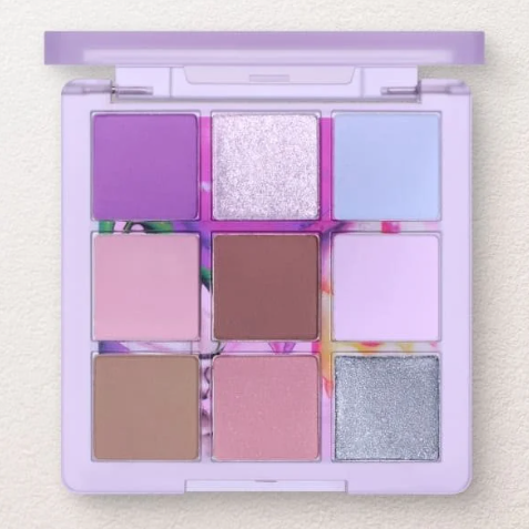 3CE Multi Eye Color Palette de 3CE, palette d’ombres à paupières violettes, photo produit sur fond clair.