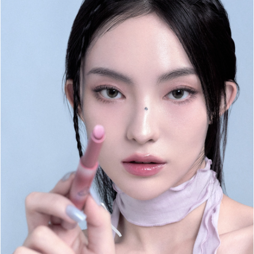 3CE Shine Reflector 8 shades : maquillage visage avec lèvres brillantes, produit maquillage 3CE sur fond bleu clair.