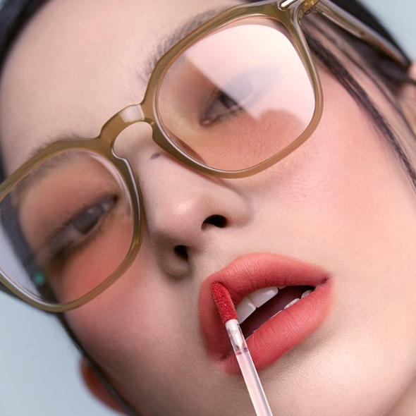 3CE Velvet Lip Tint 3 Shades : maquillage lèvres rouge, main avec pinceau, lunettes, gros plan sur visage, marque 3CE