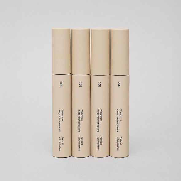 3CE Waterproof Mega Volume Mascara, flacons beige alignés sur fond clair, vue produit, marque 3CE en contexte maquillage.