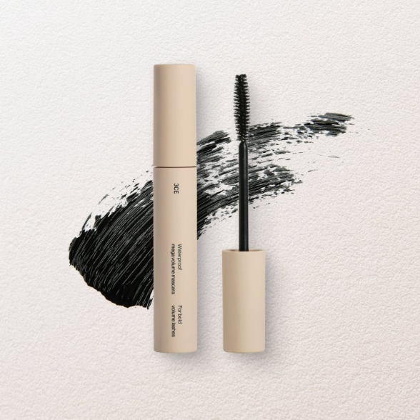 3CE Waterproof Mega Volume Mascara : mascara noir et brosse sur fond clair, marque 3CE, rendu maquillage yeux.