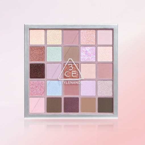 3CE XL Eyeshadow Palette : palette de fards yeux 3CE avec miroir, maquillage sur fond rose pâle