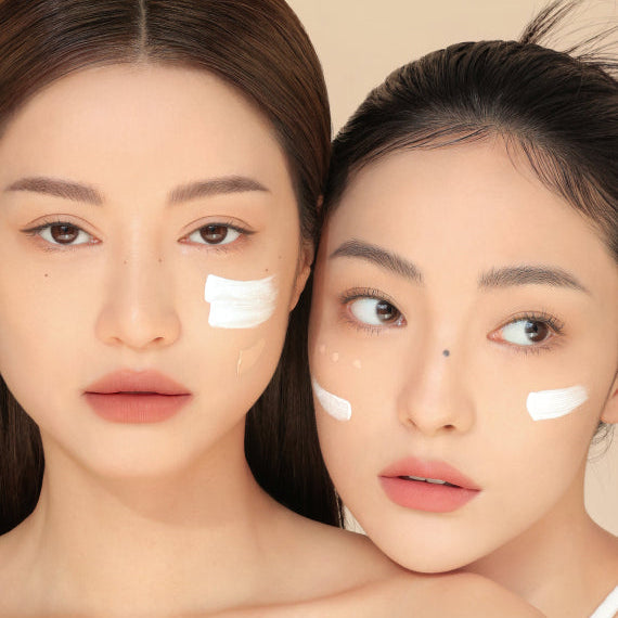 Décris l'image en français : 3CE Skin Fit Cover Liquid Concealer sur maquillage, visages et texture correctrice de la marque 3CE.