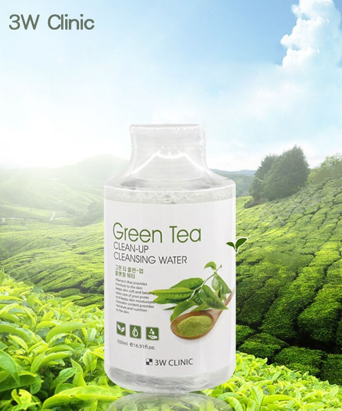 Bouteille de 3W CLINIC Green Tea Clean Up Cleansing Water 500ml devant un champ de thé vert, nettoyant visage rafraîchissant.