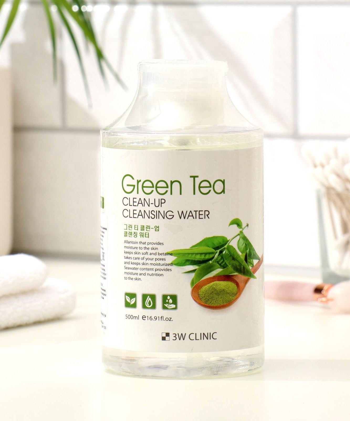 Bouteille de 3W CLINIC Green Tea Clean Up Cleansing Water 500ml sur une table de salle de bain.
