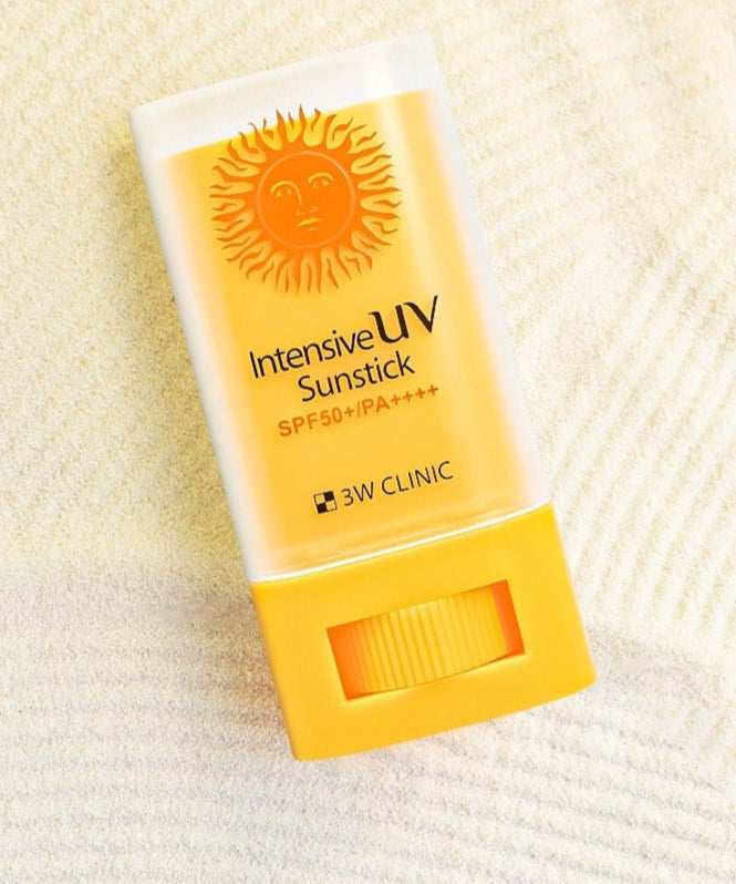 3W CLINIC Intensive UV Sun Sticks 20g sur fond de serviette, SPF50+ pour une protection solaire efficace.