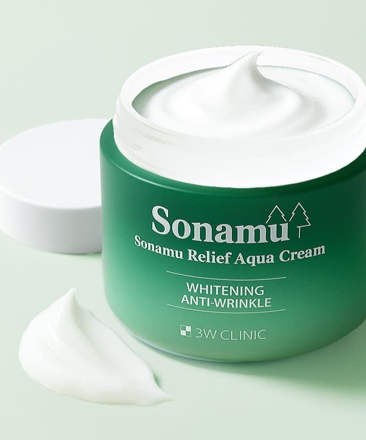 Crème hydratante "3W CLINIC Pine Relief Aqua Cream 110g" pour soulagement et hydratation, pot vert ouvert avec texture douce.