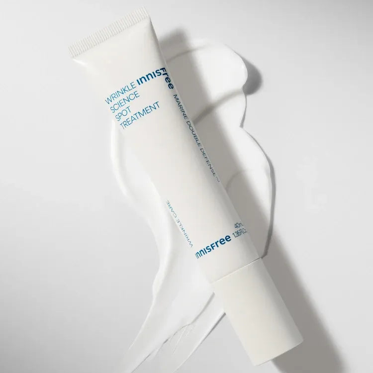 INNISFREE Wrinkle Science Spot Treatment 40ml : tube de soin anti-rides INNISFREE sur fond blanc, gros plan.