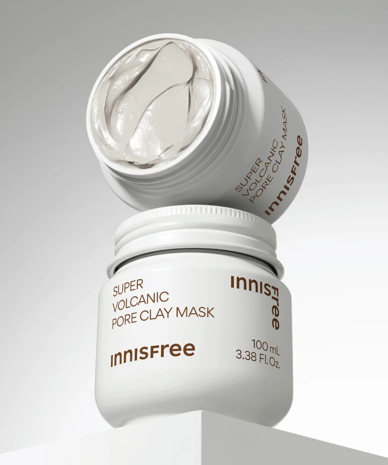 INNISFREE Super Volcanic Pore Clay Mask 100ml, masque à l’argile volcanique INNISFREE, pot ouvert et texture grise sur fond clair