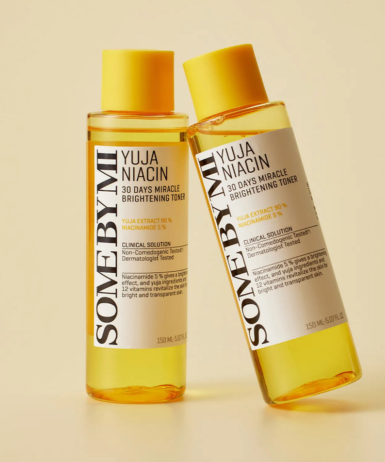 Décris l'image en français : SOME BY MI Yuja Niacin 30 Days Miracle Brightening Toner 150ml, SOME BY MI, bouteilles jaunes sur fond clair