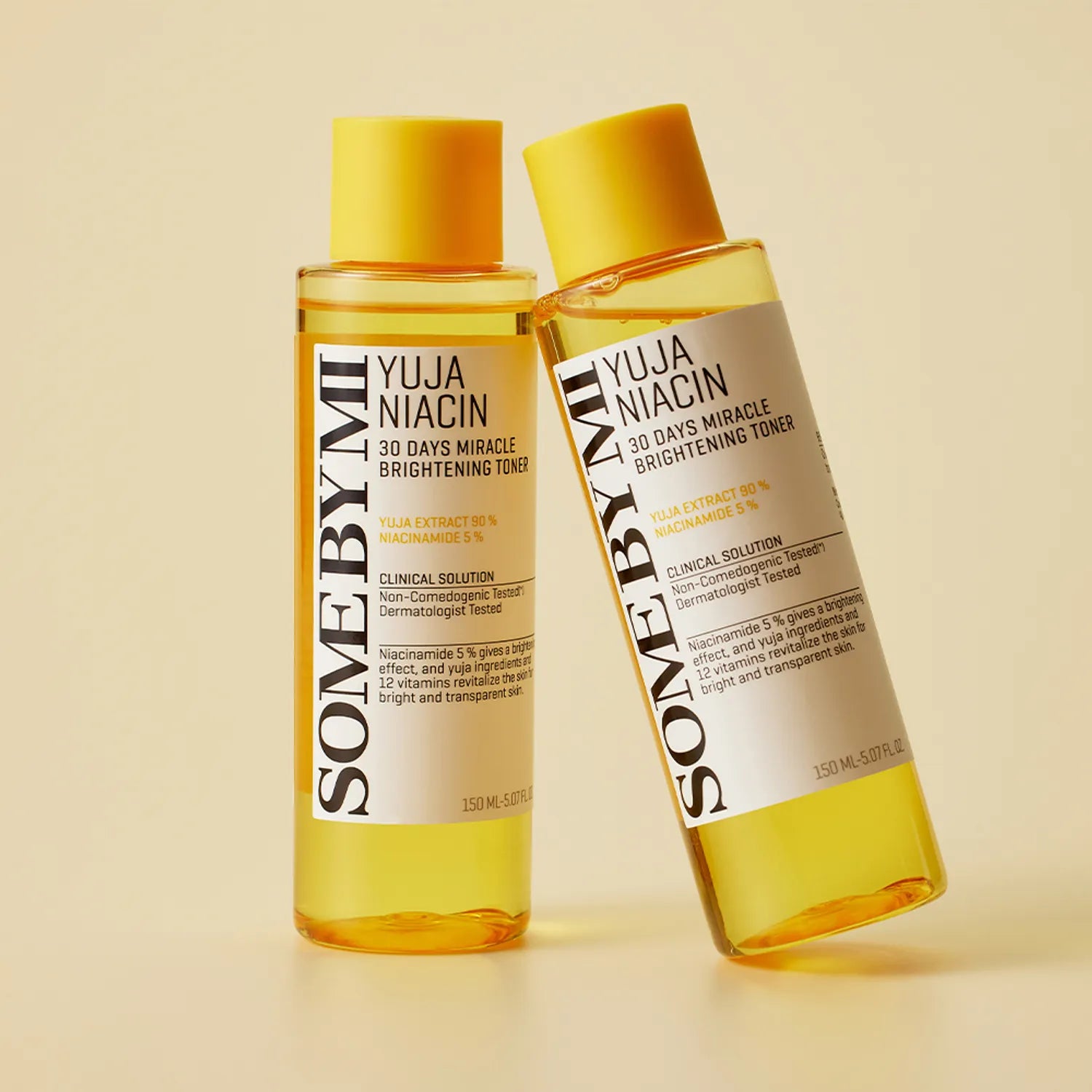 Décris l'image en français : SOME BY MI Yuja Niacin 30 Days Miracle Brightening Toner 150ml, SOME BY MI, bouteilles jaunes sur fond clair