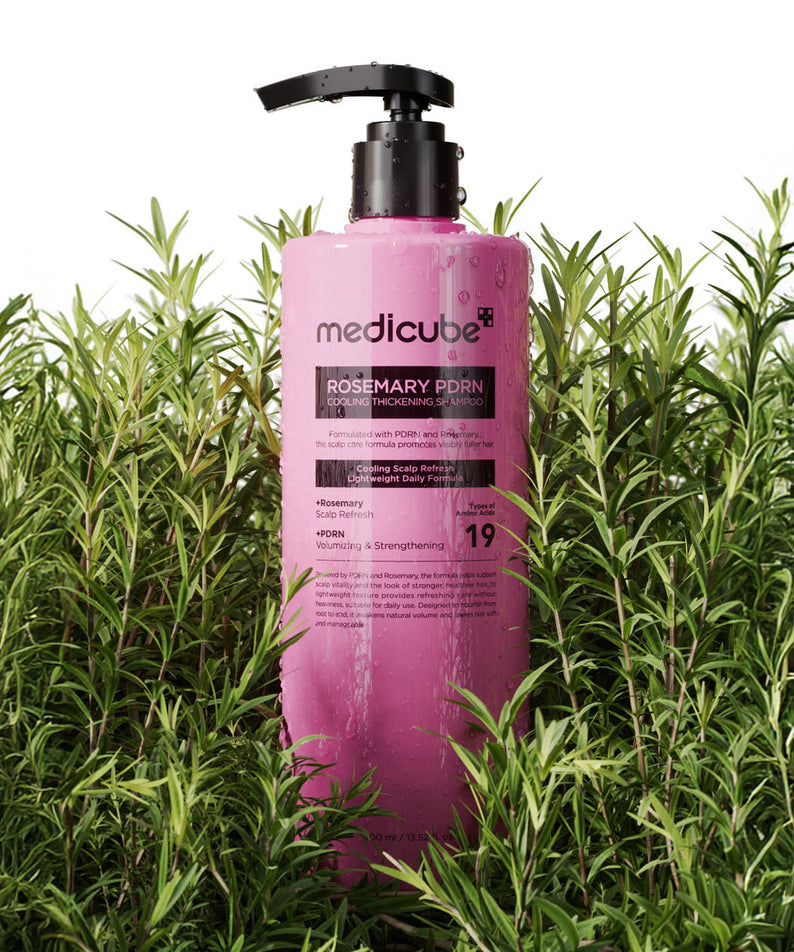 MEDICUBE Rosemary PDRN Cooling ANti-Hairs Lose 400ml dans un environnement naturel de romarin.