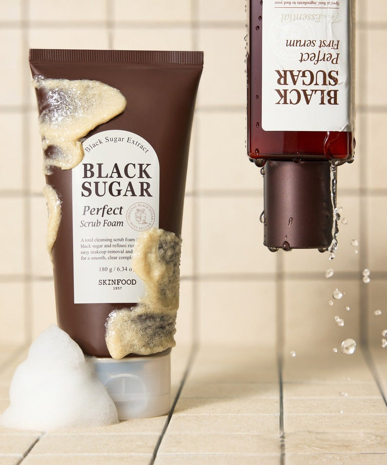 SKINFOOD Black Sugar Perfect Scrub Foam 180g, tube et mousse de gommage sur carrelage, style salle de bain.