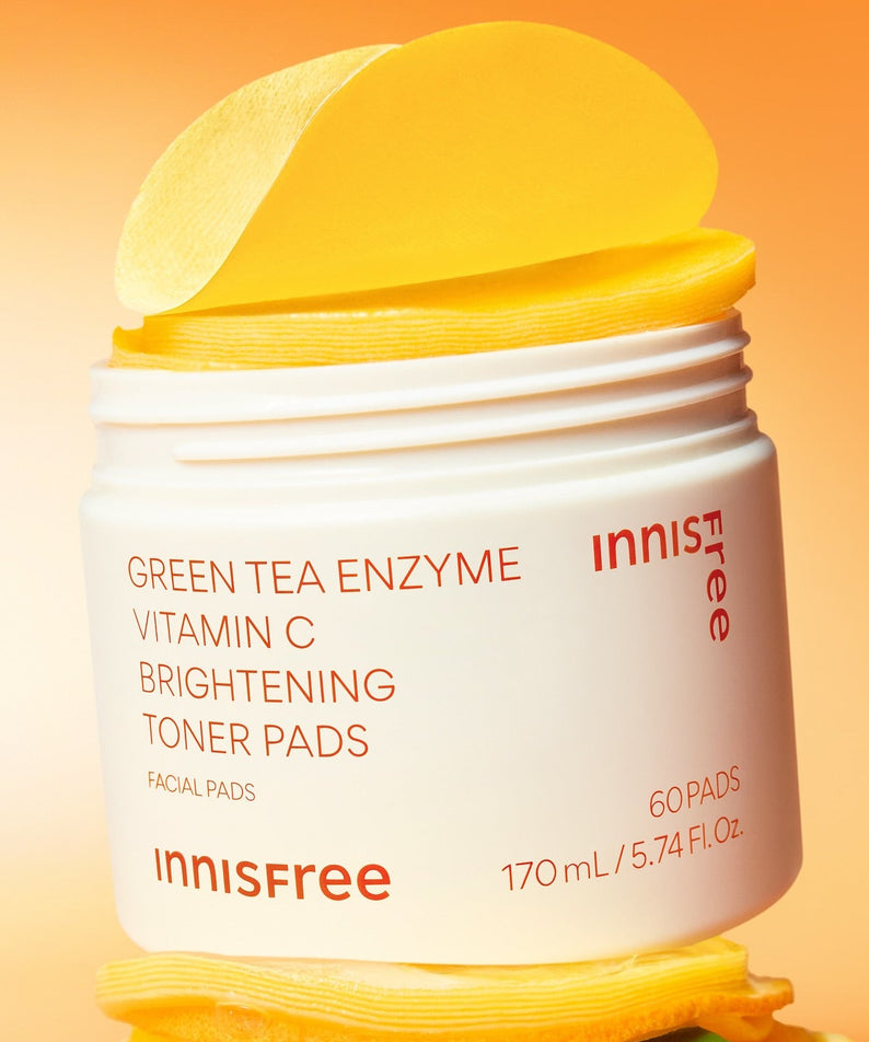 INNISFREE Vitamin C Green Tea Enzyme Brightening Pad 60p 170ml en pot blanc, visuel produit sur fond orange