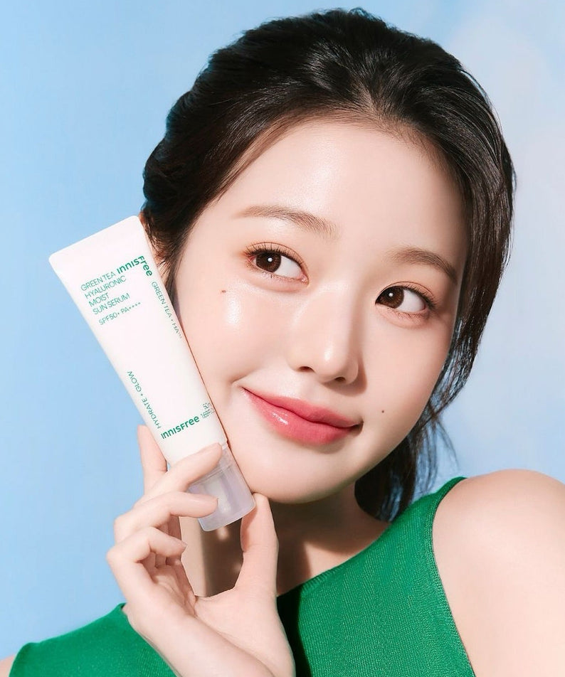 INNISFREE Green Tea Hyaluronic Moist Sun Serum SPF50 PA++++  50ml : femme tenant le sérum, fond bleu, marque INNISFREE