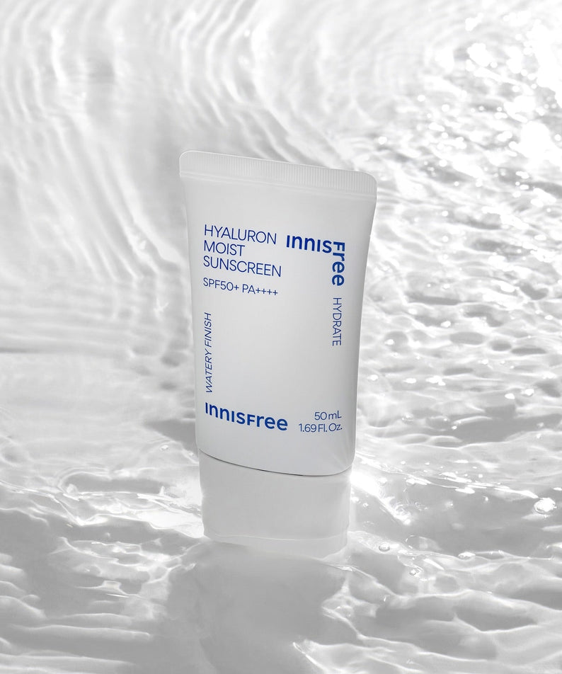 Décris l'image en français en mentionnant le produit INNISFREE Hyaluron Moist Sunscreen 50ml, marque Innisfree, flacon sur fond blanc texturé.