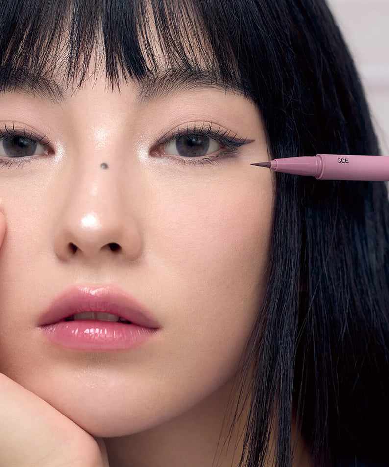 3CE  My Ring Eyeliner Duo de 3CE, maquillage des yeux avec eyeliner rose sur fond clair, gros plan visage.
