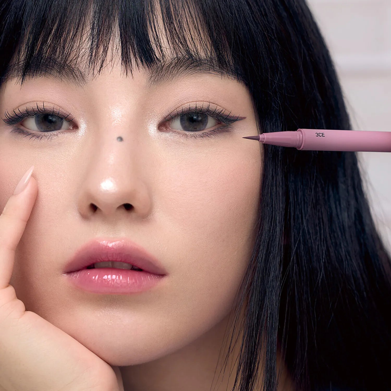 3CE  My Ring Eyeliner Duo de 3CE, maquillage des yeux avec eyeliner rose sur fond clair, gros plan visage.