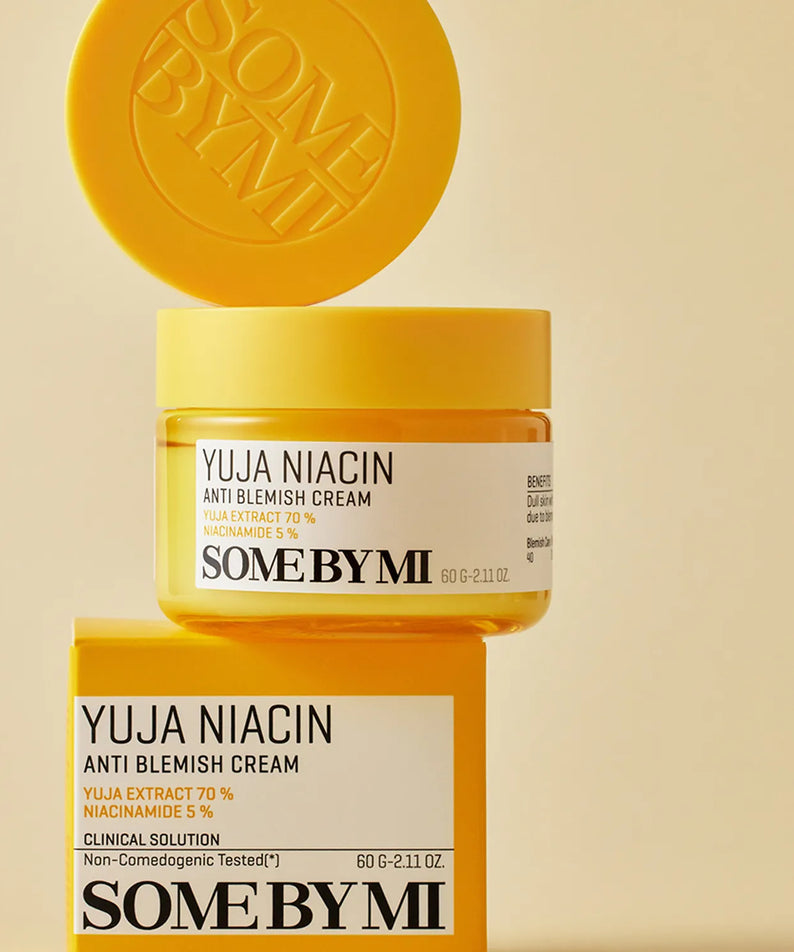 SOME BY MI Yuja Niacin Anti Blemish Cream 60g : crème anti-imperfections, flacons jaunes, sur fond clair.