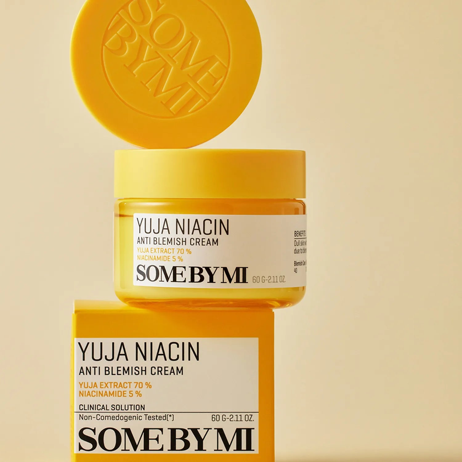 SOME BY MI Yuja Niacin Anti Blemish Cream 60g : crème anti-imperfections, flacons jaunes, sur fond clair.
