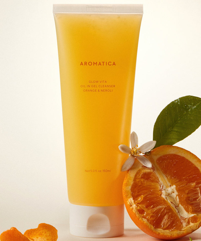 AROMATICA Glow Vita Oil-in-Gel Cleanser Orange & Neroli 150ML d’AROMATICA, flacon sur fond clair, avec agrumes et feuilles.