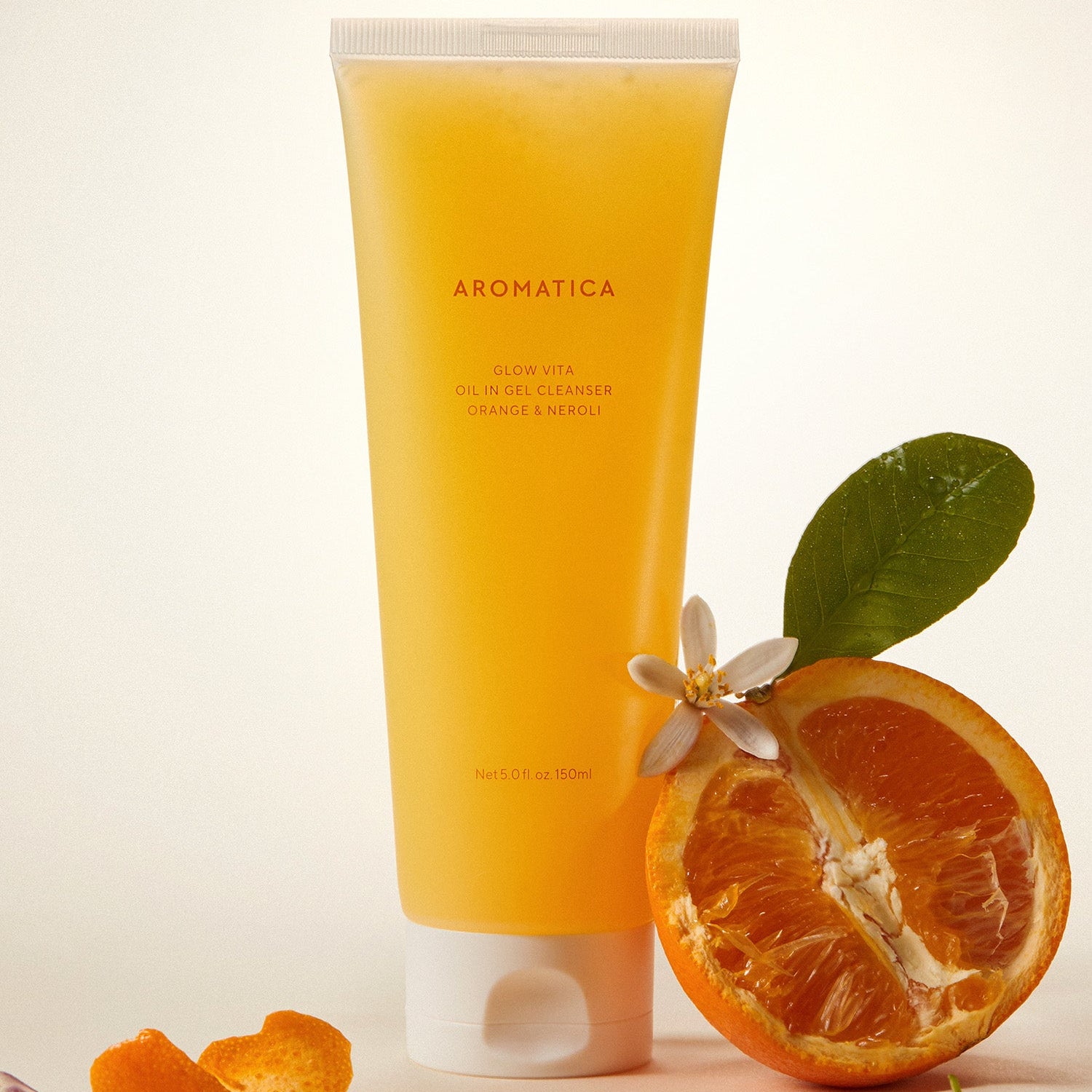 AROMATICA Glow Vita Oil-in-Gel Cleanser Orange & Neroli 150ML d’AROMATICA, flacon sur fond clair, avec agrumes et feuilles.