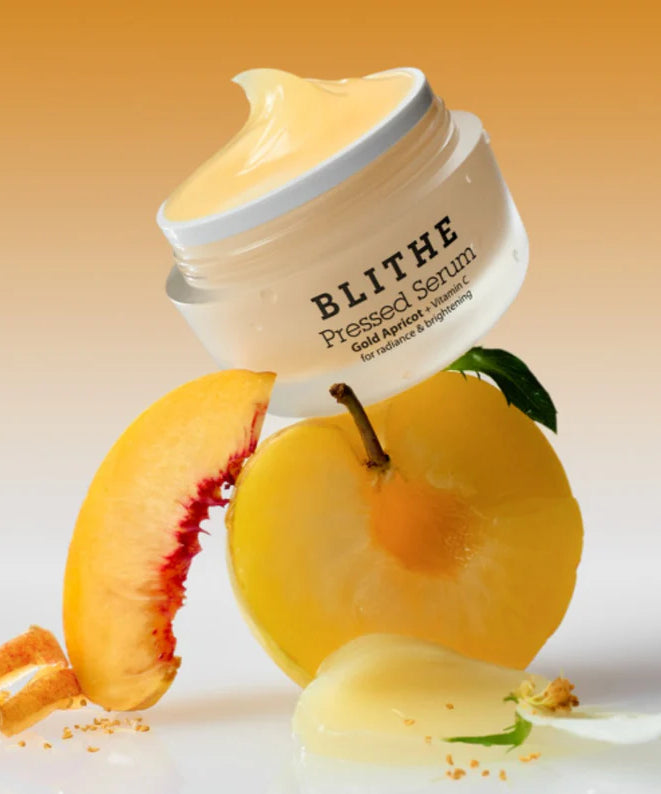 BLITHE Pressed Serum Gold Apricot 50ml de la marque BLITHE, flacon lumineux sur fond orange avec abricot