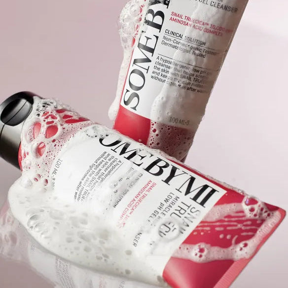 SOME BY MI Snail Truecica Miracle Repair Low PH Gel Cleanser 100ml de la marque sur fond rose, gel moussant