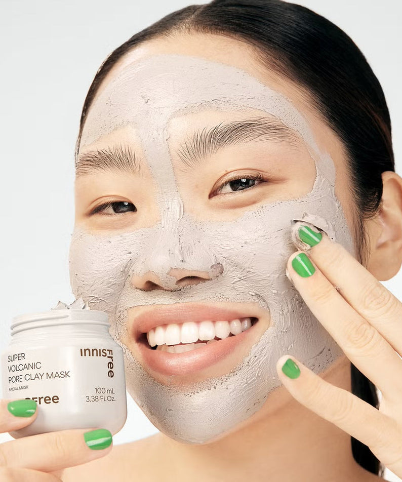 INNISFREE Super Volcanic Pore Clay Mask 100ml : pot et masque argileux sur visage, peau en application, marque Innisfree
