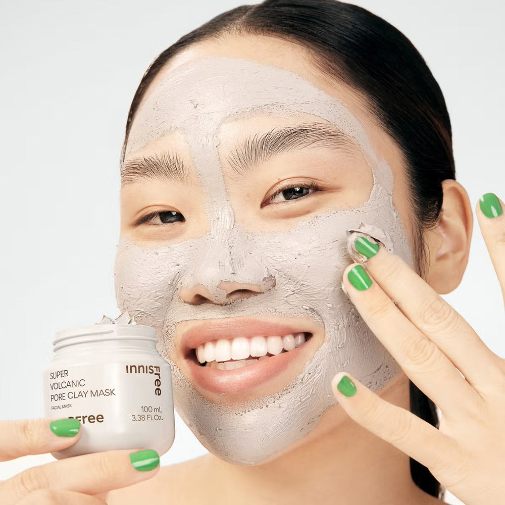 INNISFREE Super Volcanic Pore Clay Mask 100ml : pot et masque argileux sur visage, peau en application, marque Innisfree