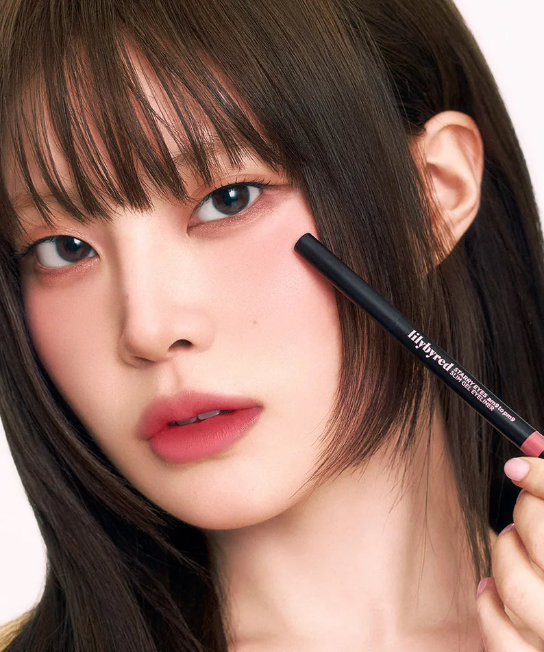 Décris l’image en français : LILYBYRED Starry Eyes 9 to 9 Slim Gel Eyeliner, marque sur le liner, maquillage yeux en gros plan.