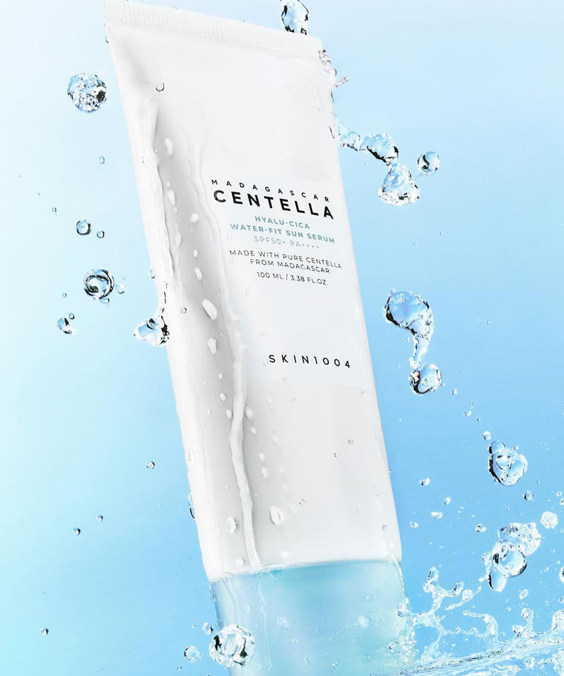 SKIN1004 Madagascar Centella Hyaluronic Acid Water-Fit Sun Serum 100ml avec des gouttes d'eau élégantes en fond bleu