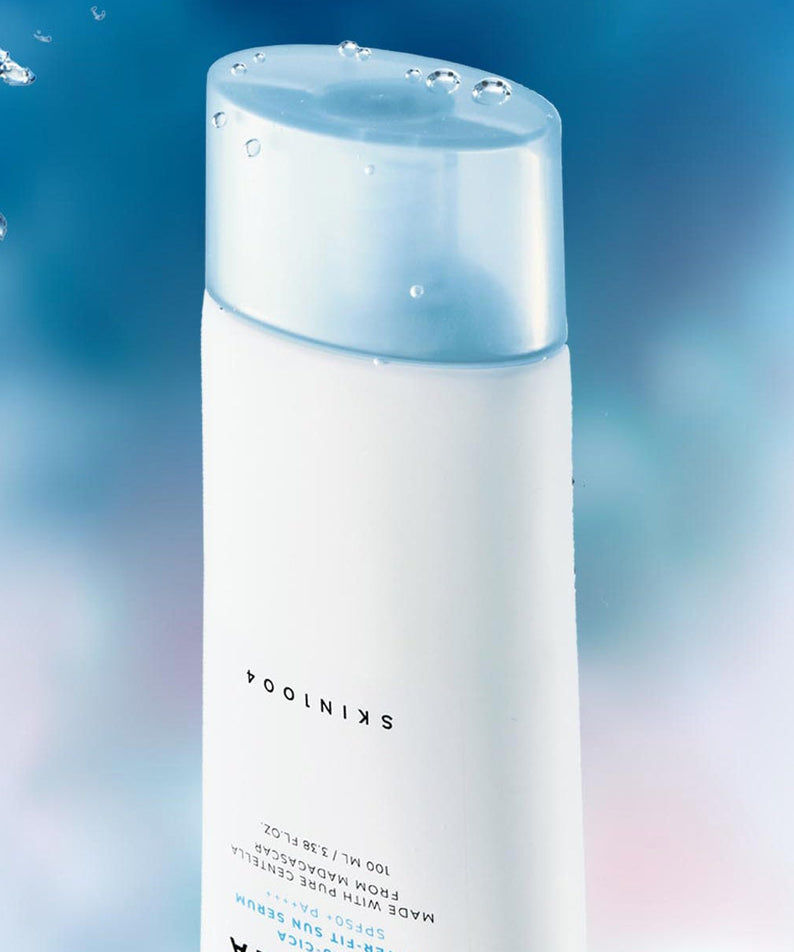 SKIN1004 Madagascar Centella Hyaluronic Acid Water-Fit Sun Serum 100ml en bouteille blanche avec fond bleu aquatique