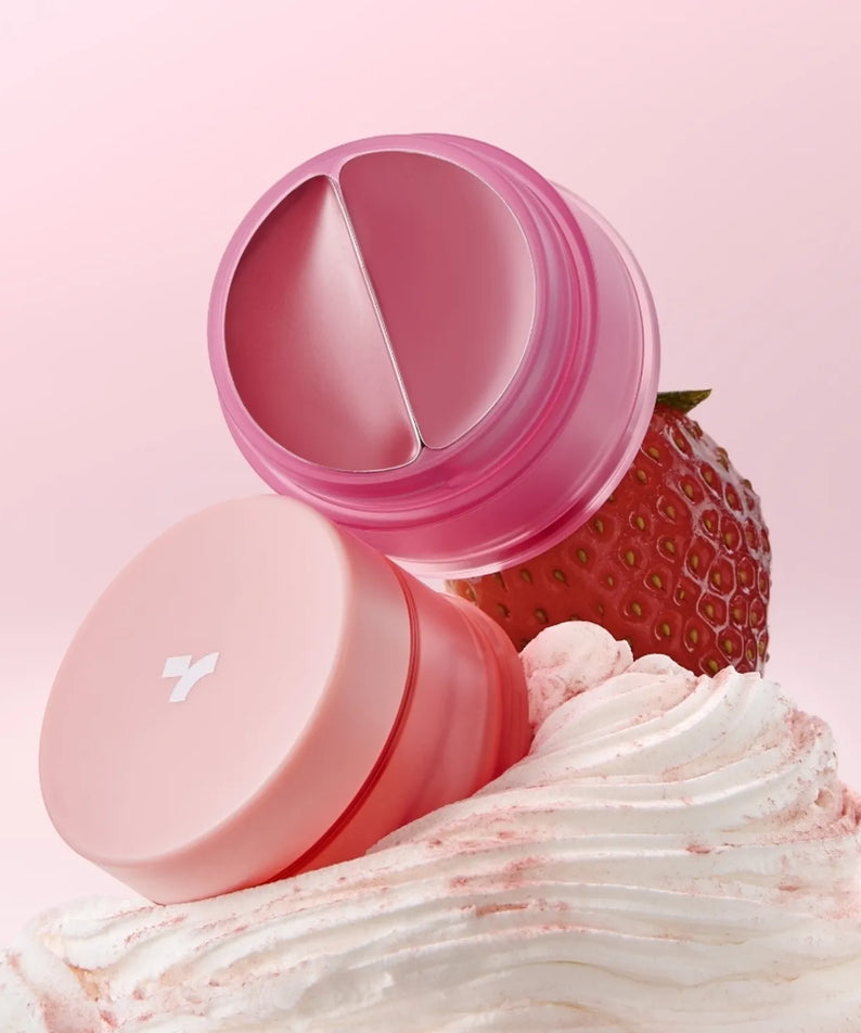 TONY MOLY Cheek Tone Lip & Cheek Duo Balm, baume rose pour lèvres et joues, sur fond pastel avec fraise en décor