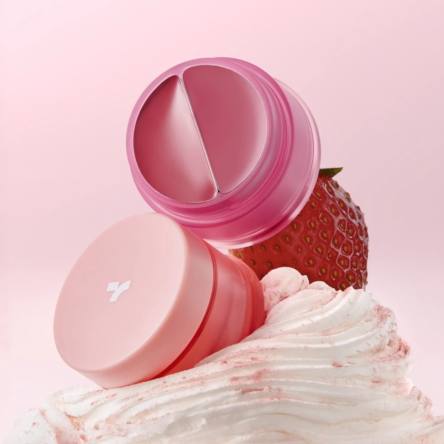 TONY MOLY Cheek Tone Lip & Cheek Duo Balm, baume rose pour lèvres et joues, sur fond pastel avec fraise en décor