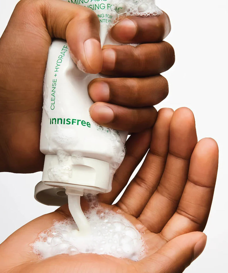 INNISFREE Green Tea Amino Hydrating Cleansing Foam 150g, main tenant le tube et mousse sur la peau (contexte skincare)